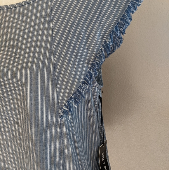 Doe & Rae Striped Blue/White Top Raw Hem Flutter Sleeves New Size Medium - Picture 5 of 10